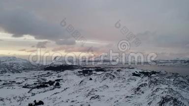 洛福顿群岛冬季景观空中视频。 从挪威北部的一个名叫莱克内斯的钓鱼镇出发